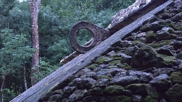 Im mittelamerikanischen Dschungel werden noch heute immer wieder Ballspielpl&auml;tze und Tempelgeb&auml;ude gefunden.
