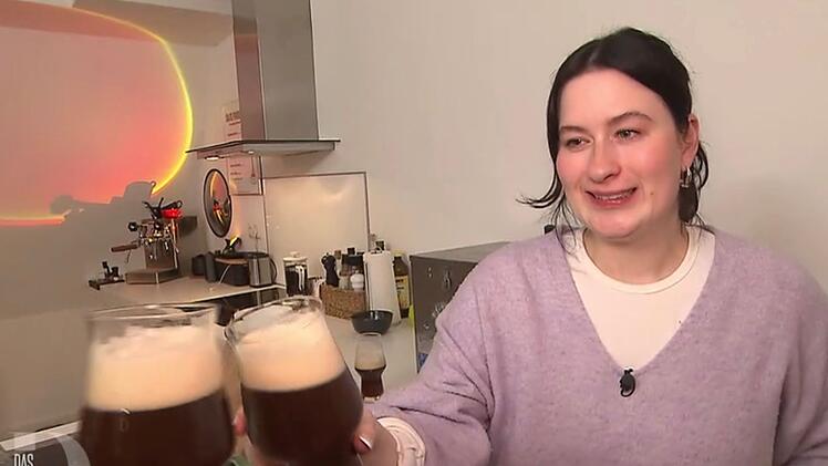 Zum Wohl! Krissy (26) kredenzt sogar dem Kamerateam ein frisch gezapftes dunkles "Stout".