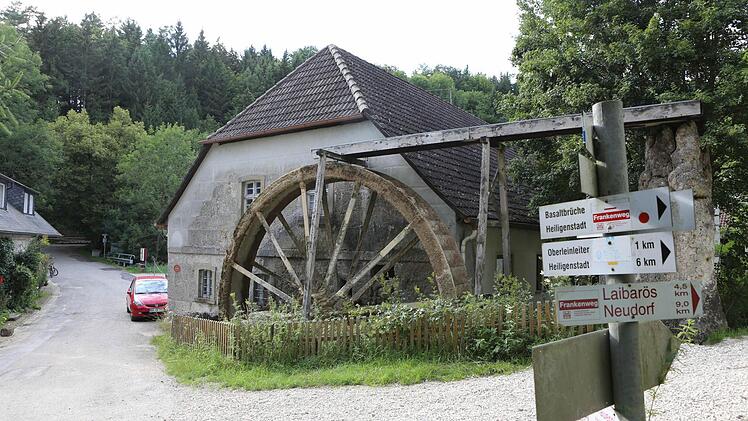 Das historische Mühlrad der Heroldsmühle aus dem Jahr 1916 ist angeblich das größte Mühlrad Deutschlands.