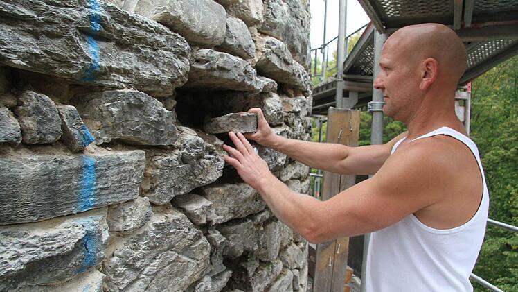 Thomas Korsch füllt Lücken wieder mit passenden Steinen aus, auch mit neuen.