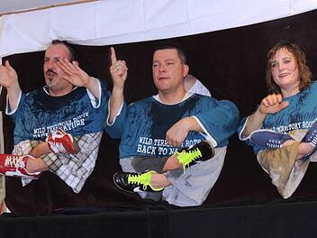 Bei der Showtruppe "Kleine Leute" machten die Hände nicht immer das, was die Darsteller wollten. Foto: Dieter Gropp