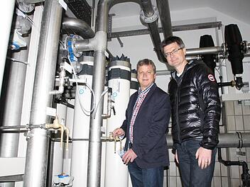 Jede Menge Rohre und Technik stecken im Wasserwerk Arnshausen. Am Sonntag führen Wassermeister Friedmar Metz (links) und Abteilungsleiter Willi Schulz Besucher durch die Anlage. Foto: Ralf Ruppert