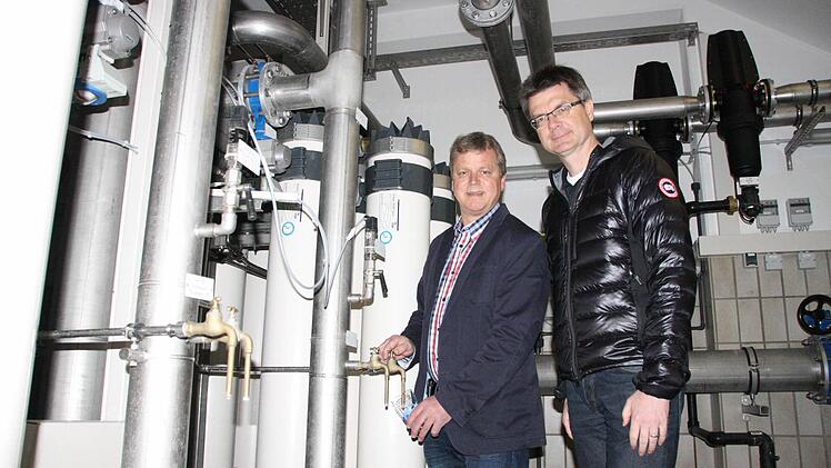 Jede Menge Rohre und Technik stecken im Wasserwerk Arnshausen. Am Sonntag führen Wassermeister Friedmar Metz (links) und Abteilungsleiter Willi Schulz Besucher durch die Anlage. Foto: Ralf Ruppert