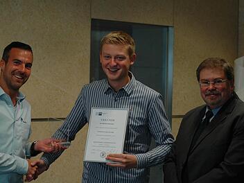 Glückwünsche für den unterfränkischen Kammersieger (von links): Ausbilder Sebastian Endres, Michael Kleinheinz (Packmitteltechnologe) und Personalleiter Gerardo del Rio Romero. Foto: Sebastian Schmitt-Mathea