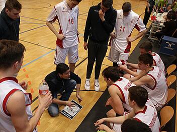 Coach Markus Lempetzeder spricht in einer Auszeit zu seinen Jungs. Fotos: sportpress