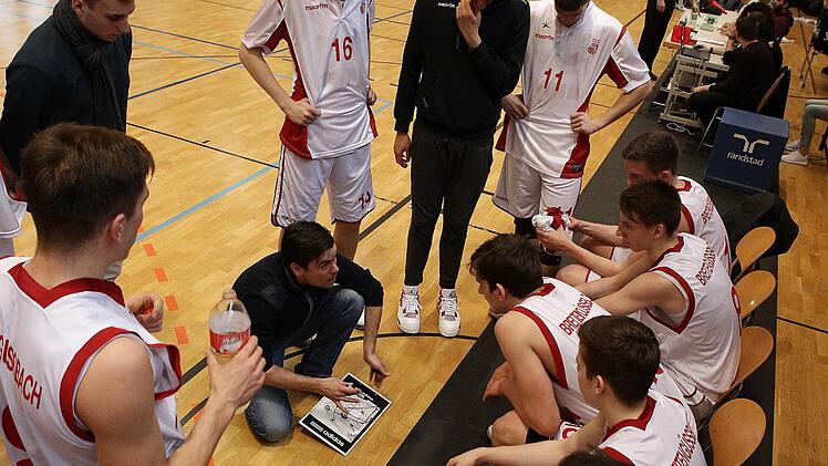 Coach Markus Lempetzeder spricht in einer Auszeit zu seinen Jungs. Fotos: sportpress