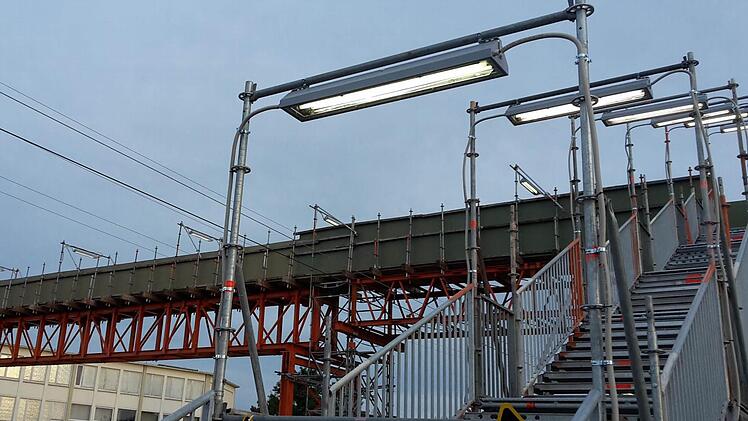 Während die Bürger auf dem Weg zum Bahnhof im Stau stecken, wird auch der Fußweg zu den Gleisen zum Hindernislauf: Die Behelfsbrücke als Ersatz für die fehlende Unterführung ist noch immer nicht in Betrieb.  Foto: Jennifer Hauser