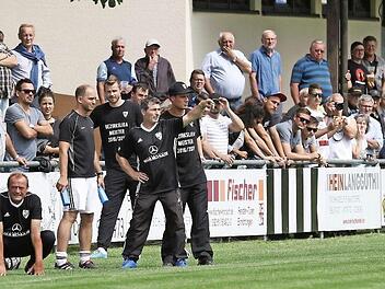 So sehr sich der große Betreuerstab um Co-Trainer Benjamin Demel (weiße Hose) am Spielfeldrand auch engagierte, die bittere 2:4-Auftaktniederlage des TSV Sonnefeld konnte niemand vor 450 Zuschauern gegen den letztjährigen Tabellenfünften der Landesliga Nordost, dem FSV Bayreuth, verhindern. Fotos: Timo Geldner