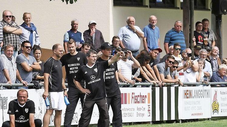 So sehr sich der große Betreuerstab um Co-Trainer Benjamin Demel (weiße Hose) am Spielfeldrand auch engagierte, die bittere 2:4-Auftaktniederlage des TSV Sonnefeld konnte niemand vor 450 Zuschauern gegen den letztjährigen Tabellenfünften der Landesliga Nordost, dem FSV Bayreuth, verhindern. Fotos: Timo Geldner