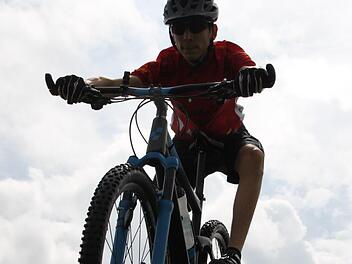 Ein Mitglied des Teams "Schwarze Berge" vom SV Markt Geroda auf dem Mountainbike. Foto: Ulrike M&uuml;ller