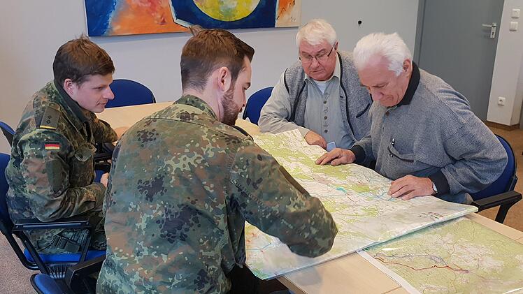 In die Rolle eines Försters und dessen Gehilfen schlüpften (von rechts) Michael Mack und Rolf Mozer von den Bad Brückenauer Reservisten. Zusammen mit angehenden Offizieren übten sie die strategische Gesprächsführung.  Fotos: Harald Benke