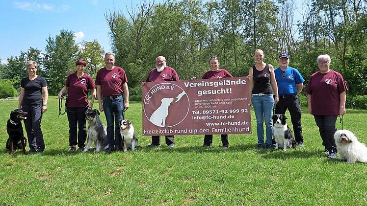 Nach der erfolgreichen Prüfung (von links): Jennifer Bruns mit Louis, Petra Bauer mit Lilly, Wolfgang Wagner mit Taya, Lothar Kuschel (Ausbildersprecher), Mareen Kerling (Prüfungsleiterin), Saskia Leis mit Fin, Peter Mahr (Leistungsrichter BLV), Birgit Bickel mit Bobby Foto: privat