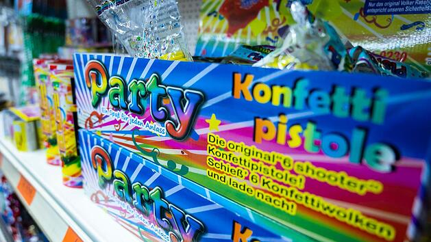 Das zweite Jahr in Folge dürfen in  Deutschland keine Raketen, keine Böller und keine Feuerwerks-Batterien für Silvester verkauft werden.