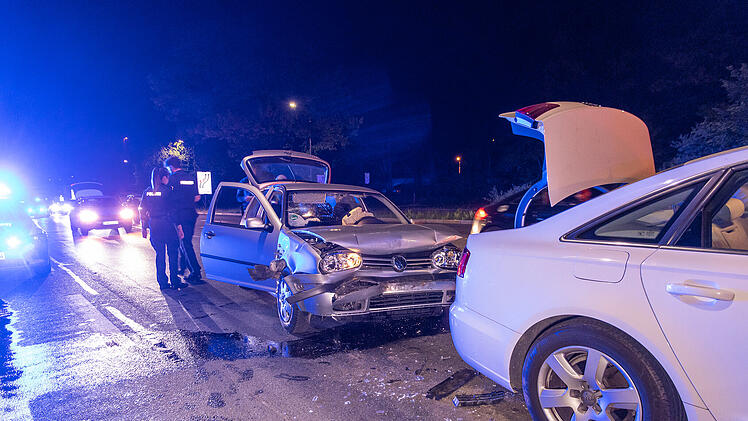 Alkoholisiert und nur zwei intakte Reifen: Kurioser Verkehrsunfall in den Nachtstunden