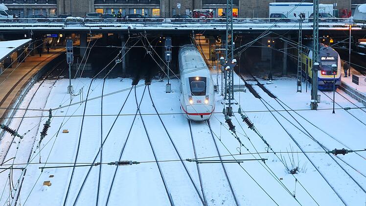 Nach Sturmtief Elli - Bahnverkehr im Norden wieder angelaufen