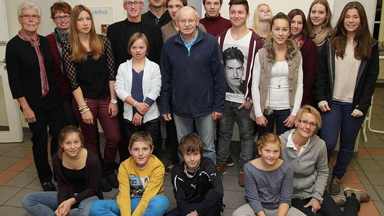 Doris Dahlfeld (links) nahm wieder beim TVM das Sportabzeichen ab. Unser Bild Zeigt sie mit den erfolgreichen Turnern.