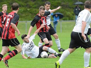 Duell der Bartträger: Am Boden sichert sich der Krumer Patrick Schmitt den Ballbesitz gegen den Reichenbacher Pascal Reininger. Nach der Heimniederlage wird es in Sachen Aufstieg schwer für die Teutonen. Foto: ssp