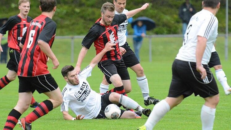 Duell der Bartträger: Am Boden sichert sich der Krumer Patrick Schmitt den Ballbesitz gegen den Reichenbacher Pascal Reininger. Nach der Heimniederlage wird es in Sachen Aufstieg schwer für die Teutonen. Foto: ssp