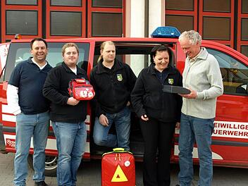 Die Feuerwehr Steinwiesen hat einen Defibrillator. Darüber freuen sich (von links) Marcus Ströhlein, Dominik Welscher, Andreas Klinger, Kerstin May und Bruno Beierlorzer. Foto: Susanne Deuerling