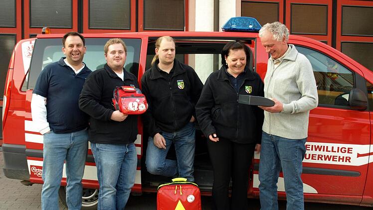 Die Feuerwehr Steinwiesen hat einen Defibrillator. Darüber freuen sich (von links) Marcus Ströhlein, Dominik Welscher, Andreas Klinger, Kerstin May und Bruno Beierlorzer. Foto: Susanne Deuerling