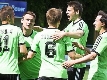 Die Thurnauer Fußballer wollen - wie zuletzt gegen den SV Mistelgau (1:0) - auch am Ende der Relegation jubeln. Doch womöglich streiten sich vier Mannschaften um nur einen Platz.  Foto: Monika Limmer