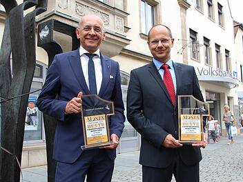 Sie haben trotz momentaner Börsenflaute gut lachen: Die Volksbank-Vorstände Gregor Scheller (links) und Alexander Brehm mit der Auszeichnung von "Focus Money" für die beste Firmenkundenberatung. Foto: Andreas Oswald
