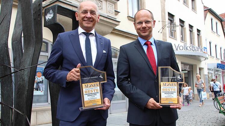 Sie haben trotz momentaner Börsenflaute gut lachen: Die Volksbank-Vorstände Gregor Scheller (links) und Alexander Brehm mit der Auszeichnung von "Focus Money" für die beste Firmenkundenberatung. Foto: Andreas Oswald