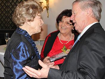 Im Landtag waren Irmgard von Traitteur und Walter Hofmann ein sich ergänzendes Gespann. Gestern wünschten Walter und Elisabeth Hofmann der Jubilarin zum 90. Geburtstag "Freude am Leben und noch einige schöne Reisen".  Fotos: Ekkehard Roepert