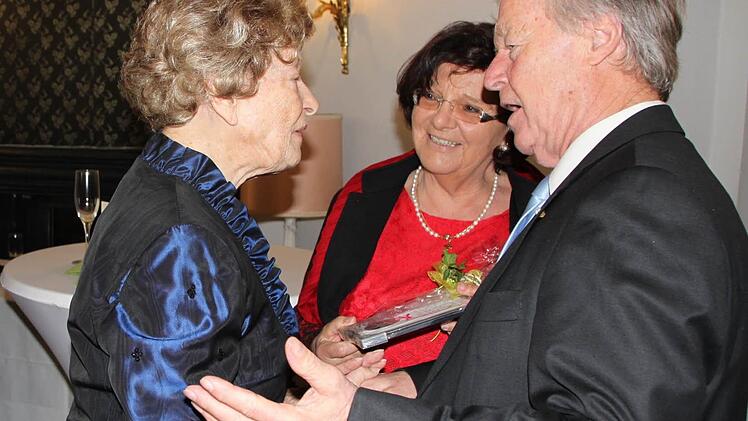 Im Landtag waren Irmgard von Traitteur und Walter Hofmann ein sich ergänzendes Gespann. Gestern wünschten Walter und Elisabeth Hofmann der Jubilarin zum 90. Geburtstag "Freude am Leben und noch einige schöne Reisen".  Fotos: Ekkehard Roepert