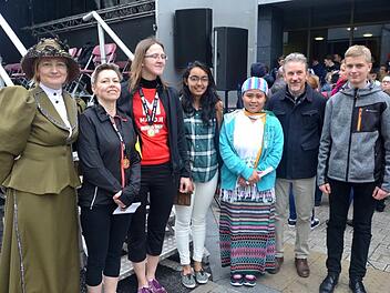 Vertreter von sechs in Irland lebenden Nationen und Christian Kaspar (r.) als Vertreter der Partnergemeinde Höchstadt trugen jeweils einen Absatz der Proklamation in ihrer Muttersprache vor.  Foto: Johanna Blum