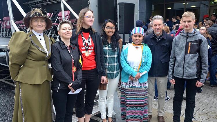 Vertreter von sechs in Irland lebenden Nationen und Christian Kaspar (r.) als Vertreter der Partnergemeinde Höchstadt trugen jeweils einen Absatz der Proklamation in ihrer Muttersprache vor.  Foto: Johanna Blum