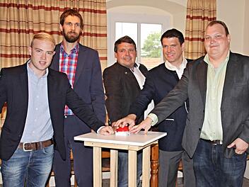 Symbolischer Druck auf den roten Knopf. Den Start des schnellen Internets in Burgpreppach gaben im Rathaussaal (von links): Philipp Müller (NGN), Andreas Dellert (VG Hofheim), Bürgermeister Hermann Niediek, MdL Steffen Vogel und Stefan Abschütz (süc//dacor).  Foto: Helmut Will