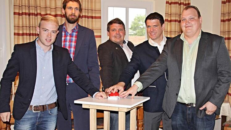 Symbolischer Druck auf den roten Knopf. Den Start des schnellen Internets in Burgpreppach gaben im Rathaussaal (von links): Philipp Müller (NGN), Andreas Dellert (VG Hofheim), Bürgermeister Hermann Niediek, MdL Steffen Vogel und Stefan Abschütz (süc//dacor).  Foto: Helmut Will