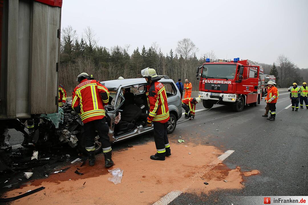 Pkw kracht unter Lkw auf der A9 bei Trockau - Drei Personen verletzen sich schwer