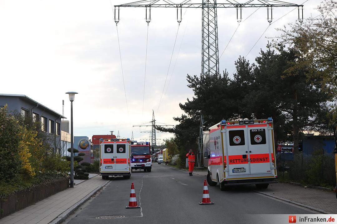 Lagerhallenbrand verursacht hohen Sachschaden - Feuerwehr hat Flammen schnell unter Kontrolle