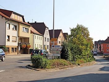 Wo heute die Staatsstraße verläuft (links im Bild), soll künftig ein Platzbereich gestaltet werden. Die Staatsstraße ist im unteren Bereich (im Bild rechts) geplant. Statt des vorhandenen Grünstreifens soll dann eine Stützmauer den Höhenunterschied ausgleichen. Foto: Evi Seeger (Archiv)