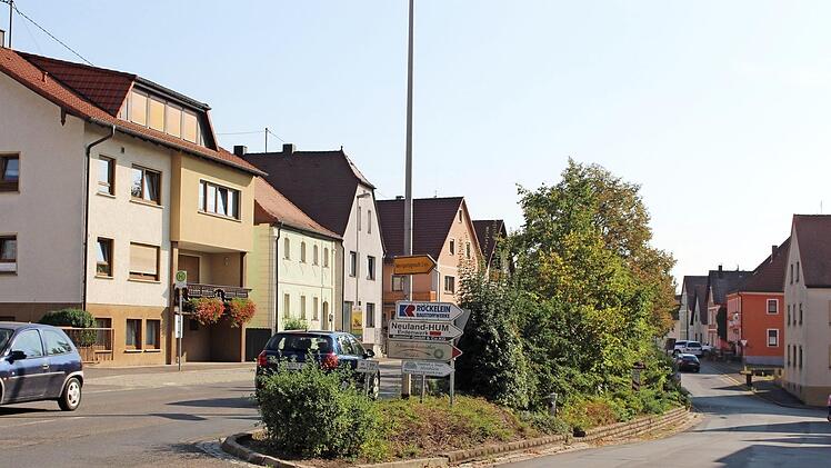 Wo heute die Staatsstraße verläuft (links im Bild), soll künftig ein Platzbereich gestaltet werden. Die Staatsstraße ist im unteren Bereich (im Bild rechts) geplant. Statt des vorhandenen Grünstreifens soll dann eine Stützmauer den Höhenunterschied ausgleichen. Foto: Evi Seeger (Archiv)