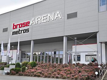 Noch ist die Umbenennung der Brose Bamberg in Brose Metros nur Zukunftsmusik. Der neue Name soll die Bamberger Begeisterung für den Basketballsport in die ganze Metropolregion Nürnberg übertragen. Ob das klappt?   Montage: Dagmar Klumb/Foto: Ronald RInklef