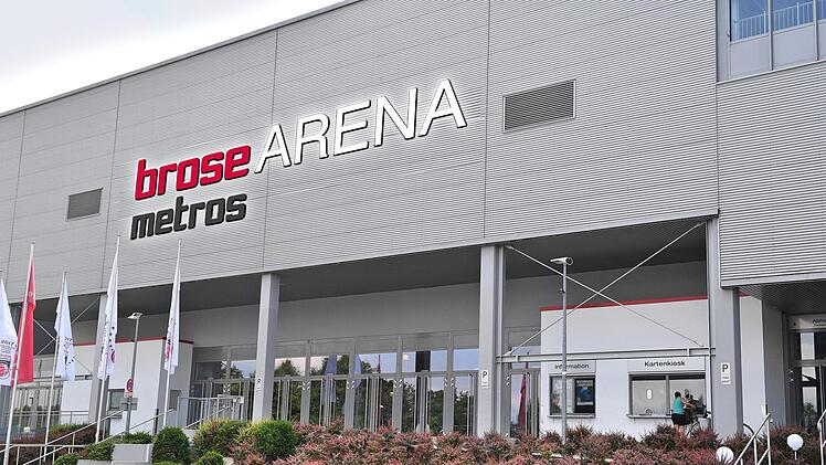 Noch ist die Umbenennung der Brose Bamberg in Brose Metros nur Zukunftsmusik. Der neue Name soll die Bamberger Begeisterung für den Basketballsport in die ganze Metropolregion Nürnberg übertragen. Ob das klappt?   Montage: Dagmar Klumb/Foto: Ronald RInklef
