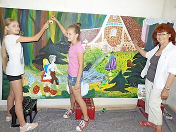Leonie Walter (von links), Anna Krautblatter und Elvira Gerhäuser (v.l.) geben dem Bild von Hänsel und Gretel den letzten Schliff. Foto: T. Weichert