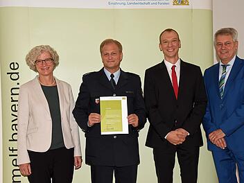 Brigitte Baumeister vom Amt f&uuml;r Ern&auml;hrun  (AELF) W&uuml;rzburg (links) und Ministerialdirigent Eckbert Dauer  gratulierten Polizeioberrat Ralf Wiegand (2. von links) und demK&uuml;chenleiter des Oerlenbacher Bundespolizei-Ausbildungszentrums, Marcel Spenkuch zum gesunden Essen. Foto: Baumgart/Staatsministerium f&uuml;r Ern&auml;hrung, Landwirtschaft und Forsten
