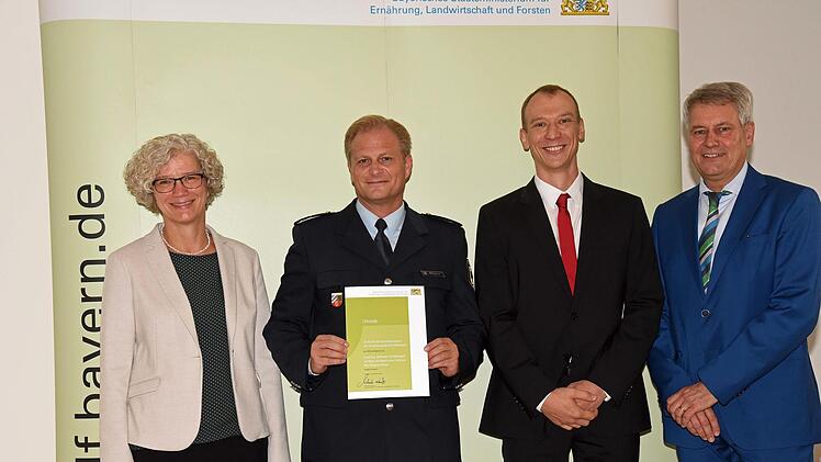 Brigitte Baumeister vom Amt für Ernährun  (AELF) Würzburg (links) und Ministerialdirigent Eckbert Dauer  gratulierten Polizeioberrat Ralf Wiegand (2. von links) und demKüchenleiter des Oerlenbacher Bundespolizei-Ausbildungszentrums, Marcel Spenkuch zum gesunden Essen. Foto: Baumgart/Staatsministerium für Ernährung, Landwirtschaft und Forsten