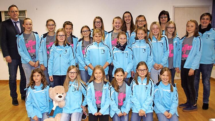 Die U9 und die U12 der Korbballabteilung SG Untersteinbach-Geusfeld sicherten sich in der vergangenen Saison die Meisterschaft in ihren Klassen. Diese Leistungen würdigte Bürgermeister Matthias Bäuerlein (links) bei der Sportlerehrung der Gemeinde Rauhenebrach.  Fotos: sw