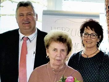 Mit einem Blumenstrauß wurde Linda Fischer (Mitte) als Vorsitzende verabschiedet. Mit im Bild ihre Nachfolgerin und Tochter Christa Täuber und Bürgermeister Gerhard Schneider. Foto: Werner Reißaus