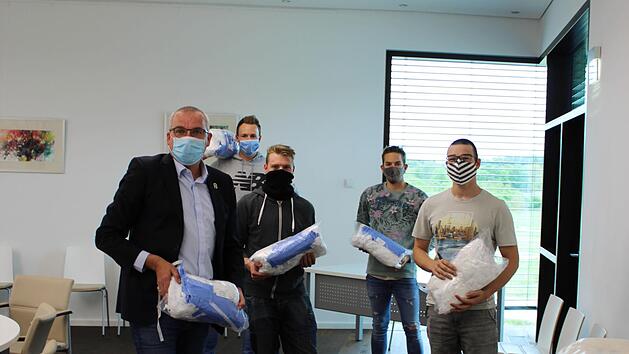 Bürgermeister Andreas Sandwall zusammen mit dem Jugendverein des Marktes Bad Bocklet e.V.  Foto: Stefanie Tapprogge