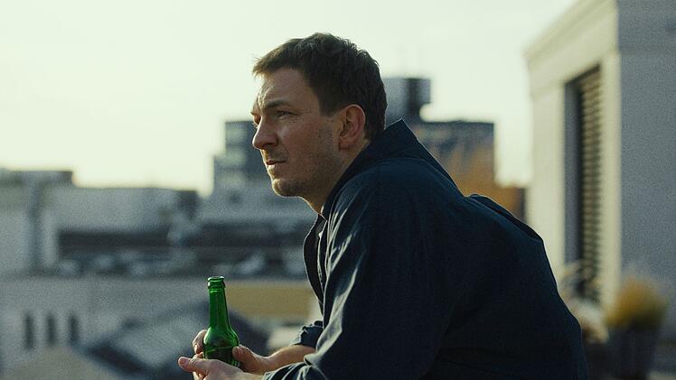 Peppi (Johannes Kienast) ist Mitte 30 und nicht zum Klassentreffen eingeladen. Doch warum?