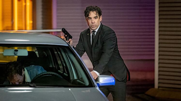 Gezeichnet von Angriffen: Jan Sch&auml;fer (Tobias Oertel, rechts) muss seine Schutzperson Eduard Raabe (Jan Krauter) in Sicherheit bringen.