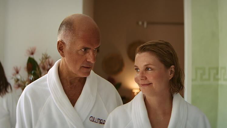 Anne Merz (Annette Frier) und ihr Ex-Mann Erik (Christoph Maria Herbst) n&auml;hern sich im Spa-Bereich wieder langsam an.