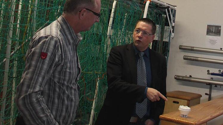 Bürgermeister Fischkal (rechts) und Hausmeister Norbert Lunz waren vor Ort. Foto: Johanna Blum