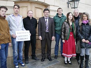 Viele halfen der Familie Ludwig seit dem verheerenden Wohnausbrand vor zwei Wochen. Einige übergaben jetzt in Tretzendorf Spenden an Bürgermeister Thomas Sechser (Vierter von links). Mit dabei: die Organisatoren Mario Pfaff (links neben Sechser) und Agnes Neger (rechts), Kevin Schäftlein, Martin Burger (von links) und eine Abordnung der Zeller Musikanten. Foto: sw